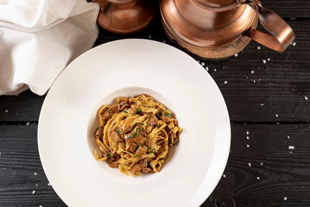 Vista dall'alto di deliziosa pasta sul tavolo di legno