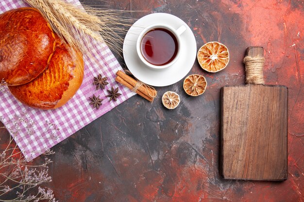 Vista dall'alto di deliziose torte a fette con bacche rosse