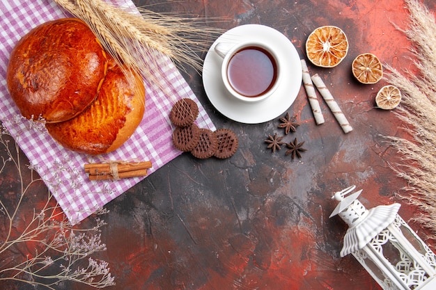 Vista dall'alto di deliziose torte a fette con bacche rosse