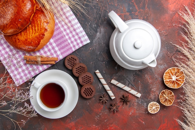 Vista dall'alto di deliziose torte a fette con bacche rosse