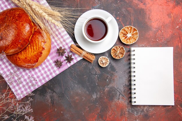 Vista dall'alto di deliziose torte a fette con bacche rosse