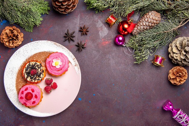 Vista dall'alto di deliziose torte dolci con crema e frutta su nero