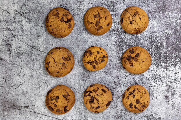 Vista dall'alto di deliziosi biscotti al cioccolato su una superficie strutturata