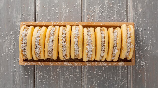 Vista dall'alto di deliziosi biscotti alfajores