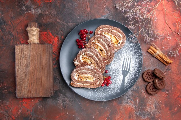 Vista dall'alto di deliziosi biscotti con biscotti sulla superficie scura