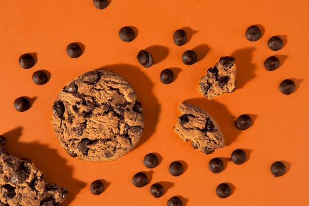 Vista dall'alto di deliziosi biscotti con gocce di cioccolato