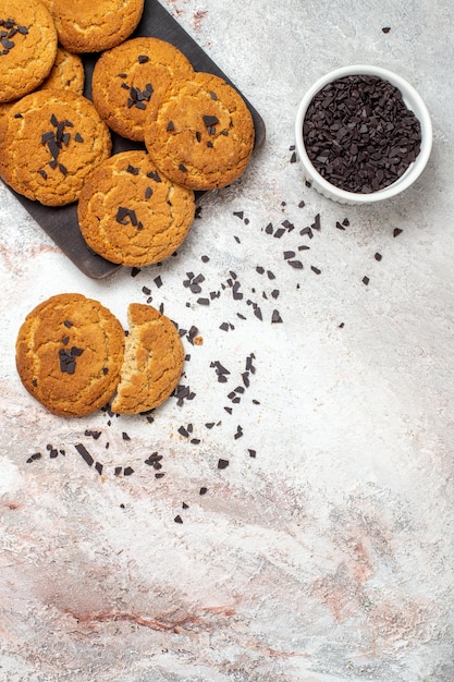 Vista dall'alto di deliziosi biscotti di sabbia dolci perfetti per il tè sulla superficie bianca chiara