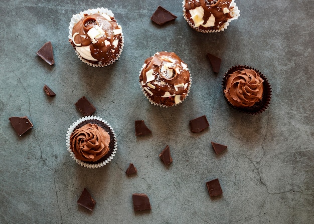 Vista dall'alto di deliziosi cupcakes al cioccolato