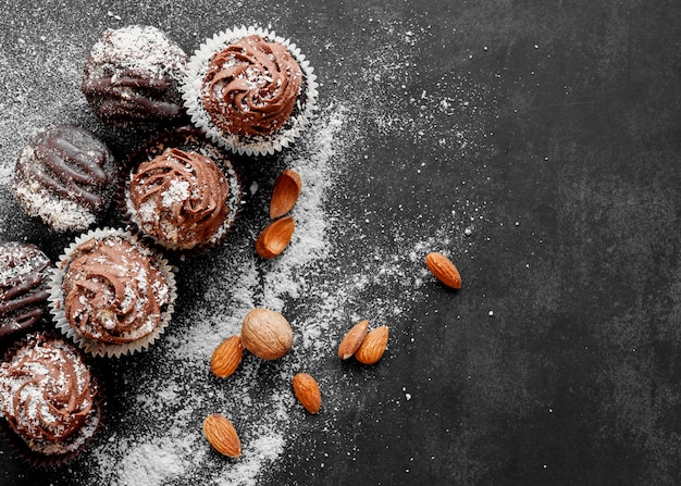 Vista dall'alto di deliziosi cupcakes al cioccolato