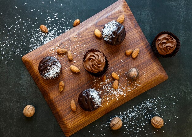 Vista dall'alto di deliziosi cupcakes al cioccolato