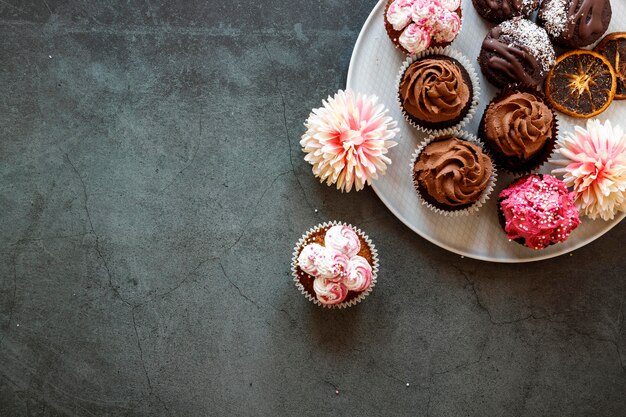 Vista dall'alto di deliziosi cupcakes al cioccolato