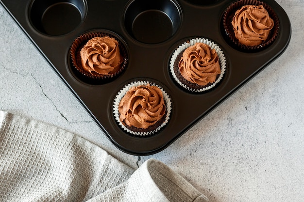 Vista dall'alto di deliziosi cupcakes al cioccolato