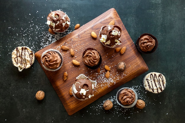 Vista dall'alto di deliziosi cupcakes al cioccolato