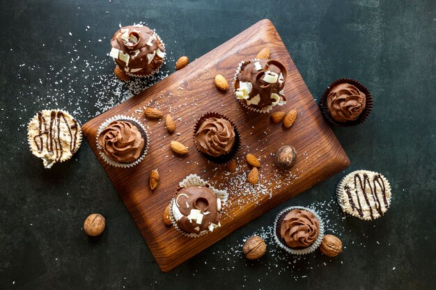 Vista dall'alto di deliziosi cupcakes al cioccolato