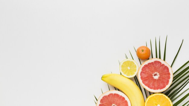 Vista dall'alto di deliziosi frutti con spazio di copia