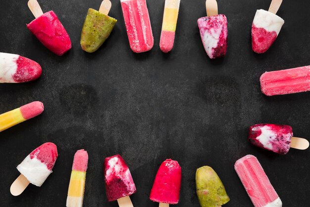 Vista dall'alto di deliziosi ghiaccioli fruttati con spazio di copia