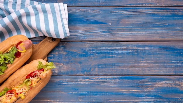 Vista dall'alto di deliziosi hot dog con copia spazio