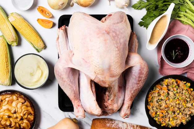 Vista dall'alto di deliziosi ingredienti di tacchino ripieno