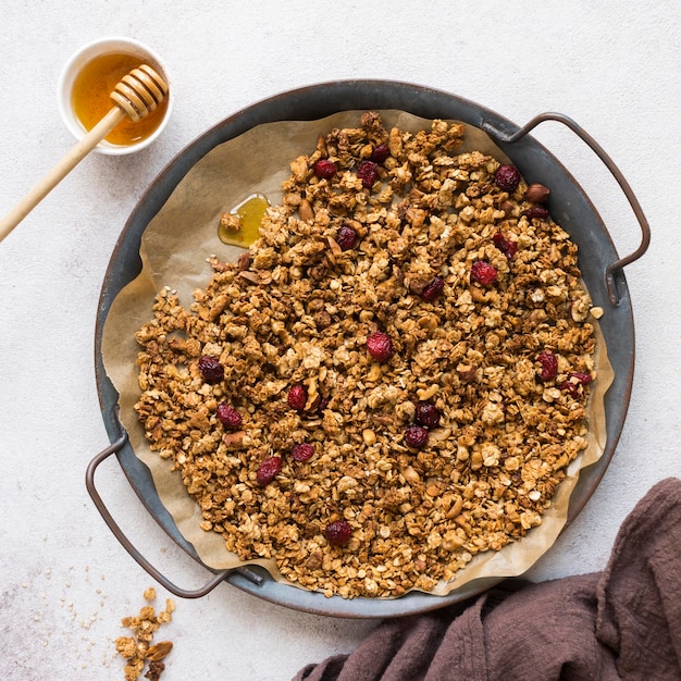 Vista dall'alto di deliziosi muesli con miele