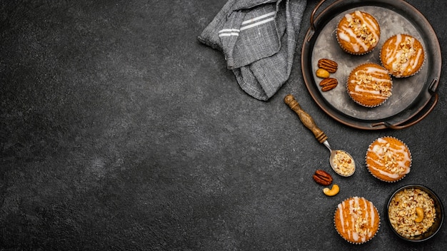 Vista dall'alto di deliziosi muffin con noci e copia spazio