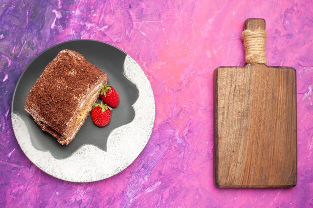 Vista dall'alto di deliziosi panini dolci con fragole sulla superficie rosa chiaro