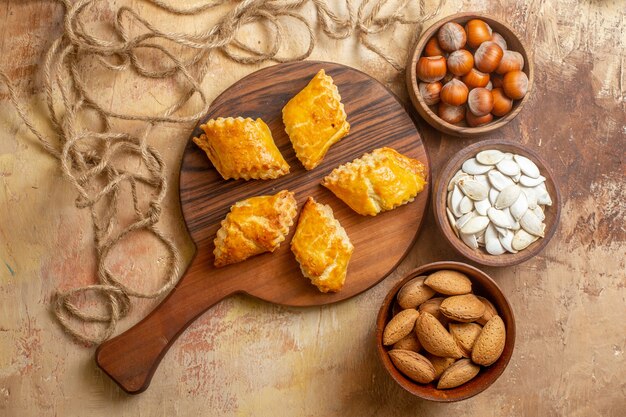 Vista dall'alto di deliziosi pasticcini a base di noci con semi e noci