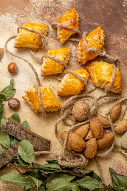 Vista dall'alto di deliziosi pasticcini di noci con corde sulla scrivania marrone