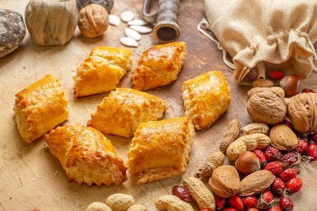 Vista dall'alto di deliziosi pasticcini di noci con noci fresche sul pavimento marrone