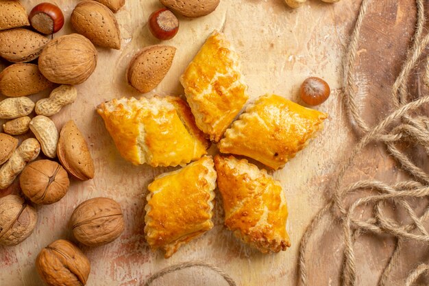 Vista dall'alto di deliziosi pasticcini di noci con noci sulla scrivania marrone