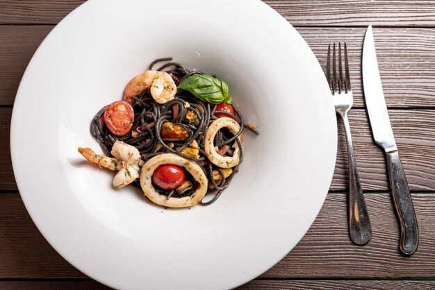 Vista dall'alto di delizioso cibo italiano sul tavolo di legno