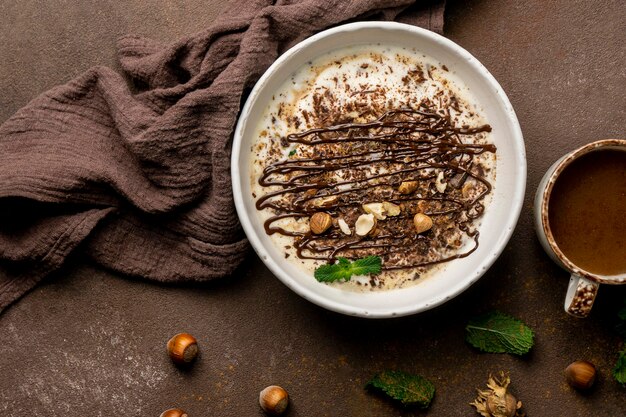 Vista dall'alto di delizioso yogurt con cioccolato