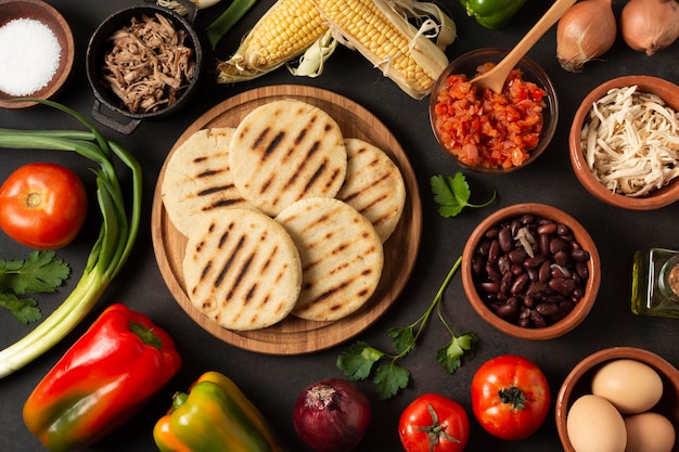 Vista dall'alto di disposizione di arepas e verdure