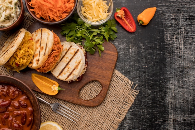 Vista dall'alto di disposizione di cibo tradizionale