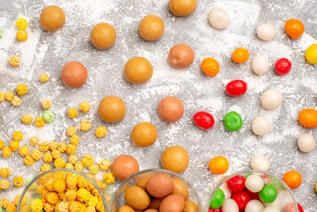 Vista dall'alto di diversi dolci caramelle dolci colorati sulla superficie bianca