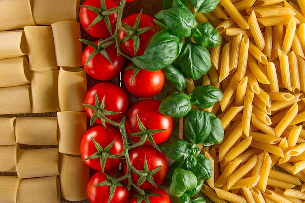 Vista dall&#39;alto di diversi ingredienti per cucinare