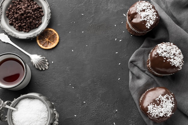 Vista dall'alto di dolci al cioccolato con copia spazio e chicchi di caffè