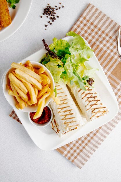 Vista dall'alto di doner in lavash con patatine fritte nel piatto