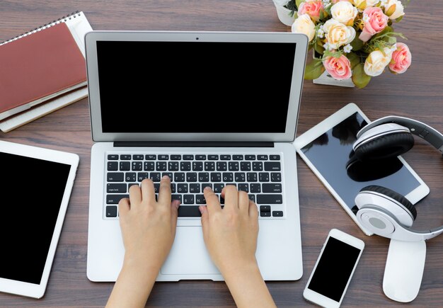 Vista dall&#39;alto di donna che lavora con il computer portatile