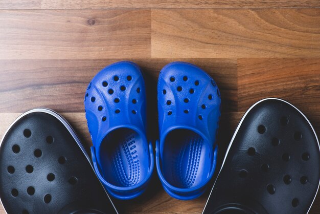 Vista dall&#39;alto di due paia di scarpe di plastica