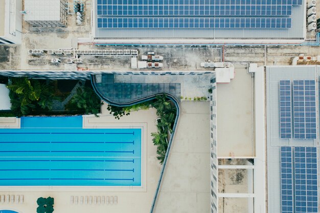 Vista dall'alto di edifici e piscina