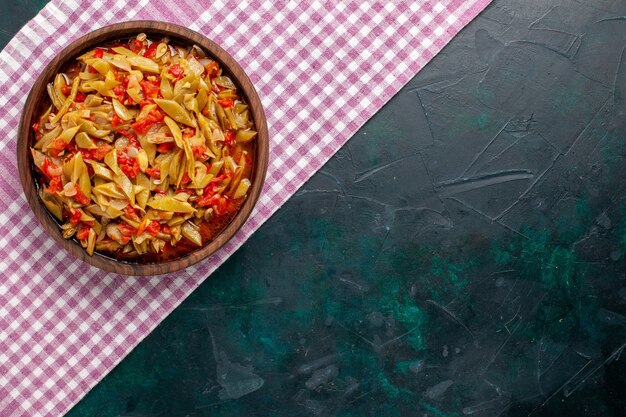 Vista dall'alto di farina di verdure a fette con diversi ingredienti su sfondo blu scuro