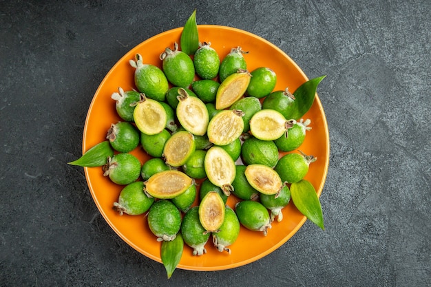 Vista dall'alto di feijoas verdi fresche naturali?