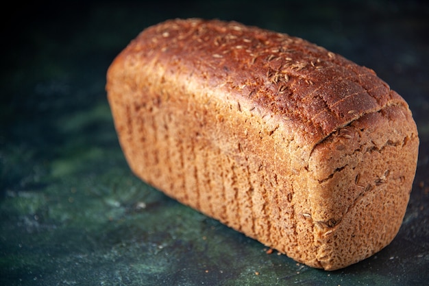 Vista dall'alto di fette di pane nero su sfondo angosciato di colori misti con spazio libero