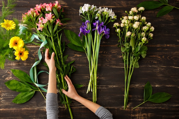 Vista dall'alto di fiori, processo di creazione di bouquet