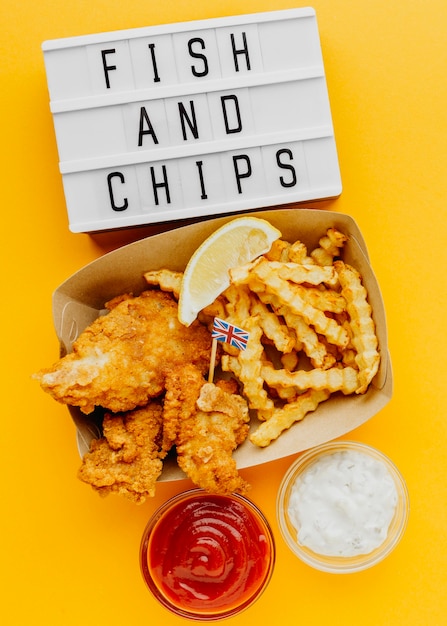 Vista dall'alto di fish and chips con light box e salsa