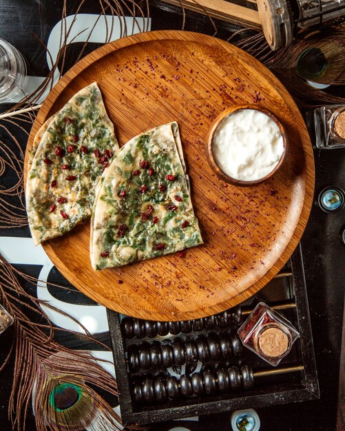 Vista dall'alto di focaccia farcita con gutab azero con erbe aromatiche e yogurt 1