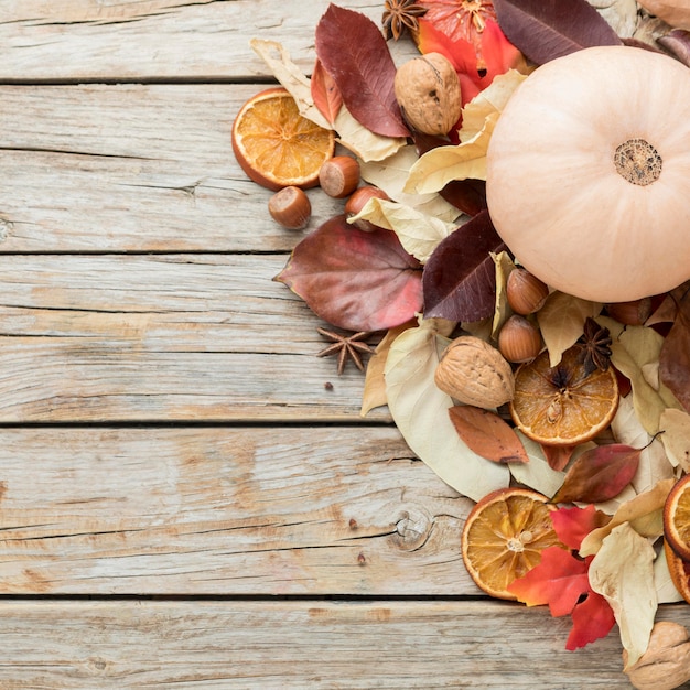 Vista dall'alto di foglie di autunno con copia spazio e zucca