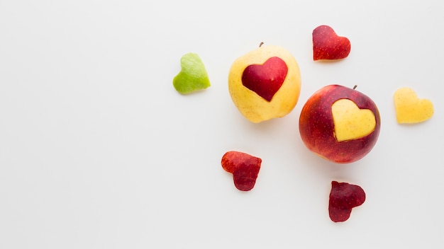 Vista dall'alto di forme di cuore di frutta e mele con spazio di copia