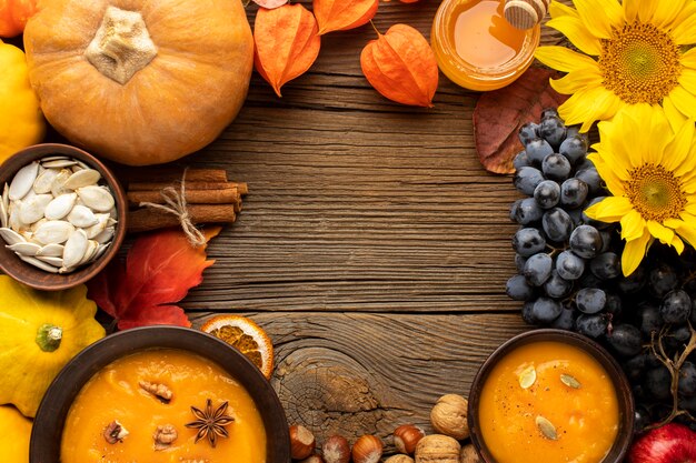 Vista dall'alto di frutta autunnale e zuppa di zucca copia spazio