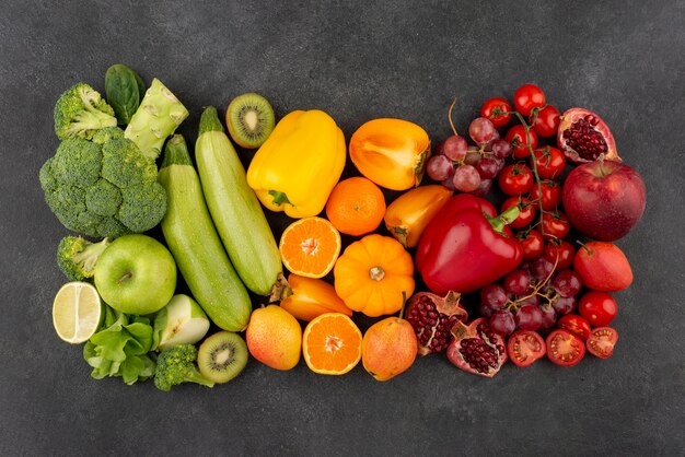 Vista dall'alto di frutta e verdura colorata